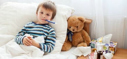 Bambino a letto con la febbre