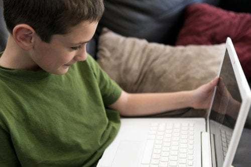 Bambino al pc