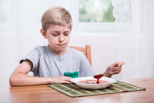 bambino a cui non piace la minestra