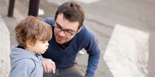 Bambino con estraneo