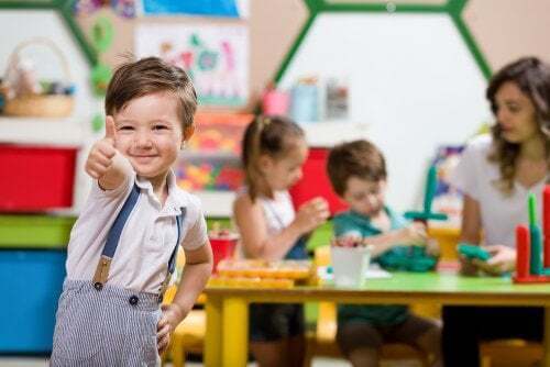 Bambino che gioca alla scuola materna
