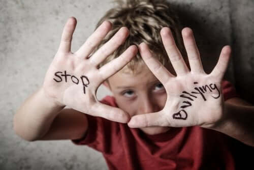 Bambino con scritta stop bullismo sulle mani