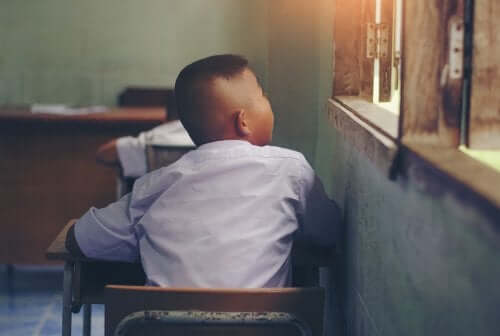 alunno in classe che guarda dalla finestra