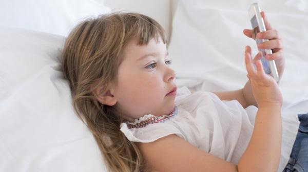 Bimba con cellulare