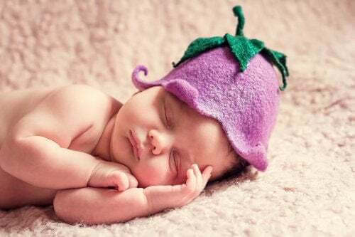 Neonato con cappello buffo in testa