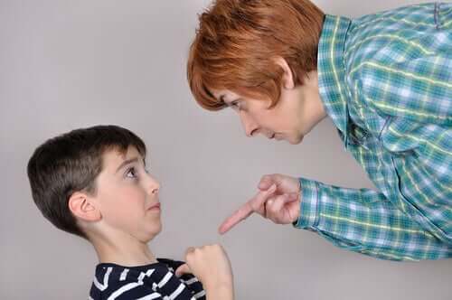 Madre sgrida il figlio per punirlo