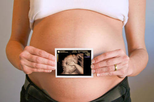 Foto di un feto davanti alla pancia