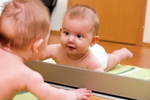 I benefici di giocare davanti allo specchio con il bebè