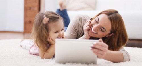 Mamma e figlia con tablet