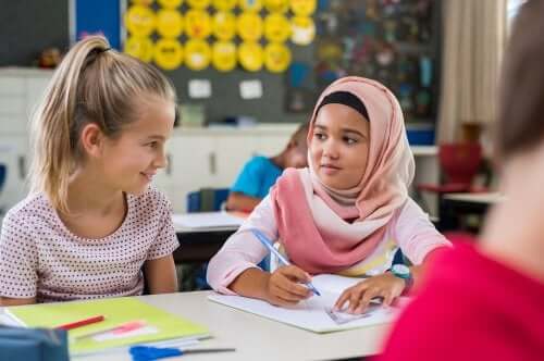 interazione tra gli alunni nell'ambiente scolastico: è importante promuovere le diversità culturali