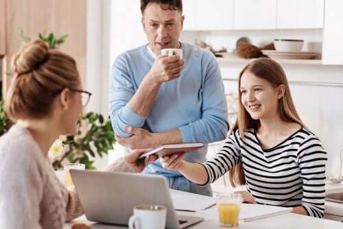 madre padre e figlia che parlano felicemente