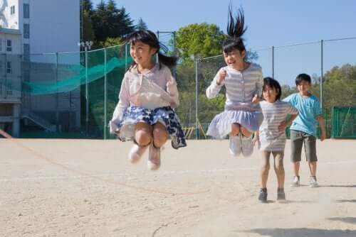 per i bambini, il gioco è una necessità fondamentale che non può essere assolutamente proibita