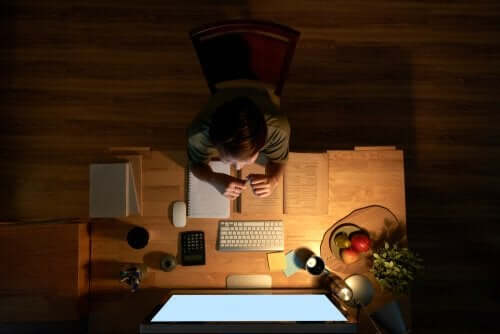 bambino che studia utilizzando il computer