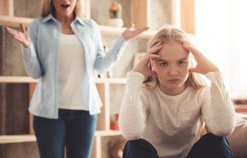 Adolescente arrabbiata con la madre
