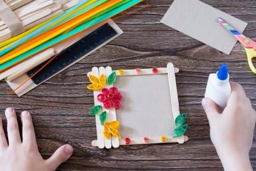 realizzare cornici per foto è una tra le migliori attività manuali per i bambini