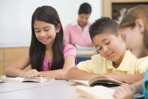 Attività per stimolare la lettura in aula. Bambini che leggono a scuola.
