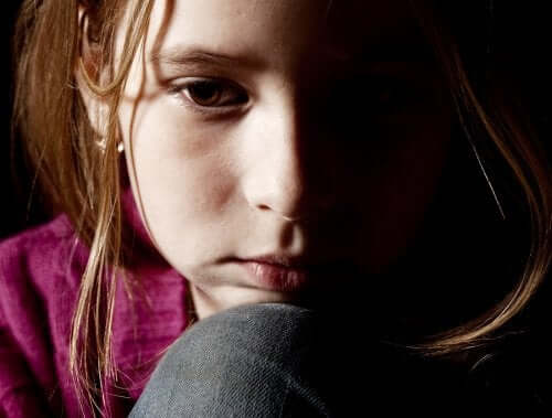 Bambina con lo sguardo nel vuoto vittima di violenza