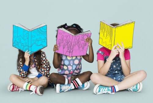 Bambine che leggono seduta