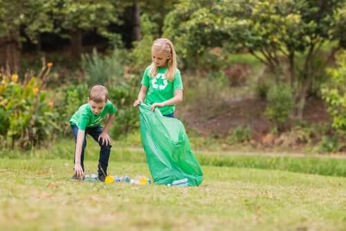 bambini che raccolgono la plastica in un parco