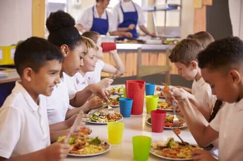 Bambini che mangiano a scuola