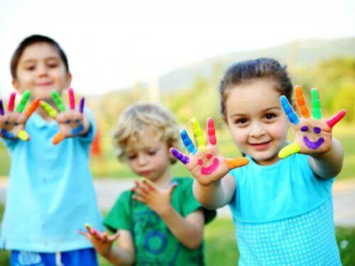 bambini con le mani e le dita colorate