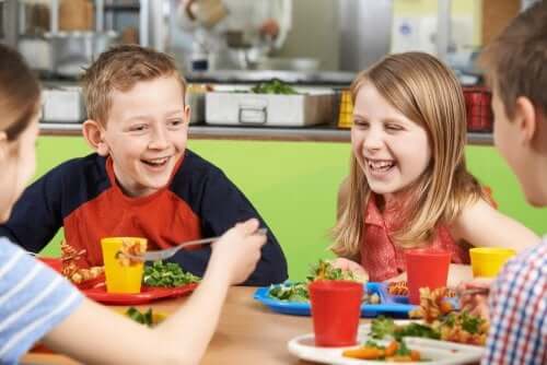Bambini che pranzano insieme a scuola