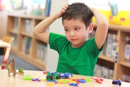 Bambino con giochi all'asilo