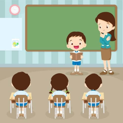 Bambino che legge davanti ai compagni e alla maestra.