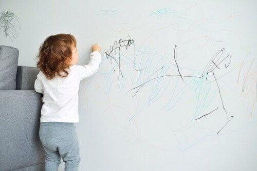 Bambina colora la parete