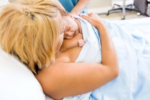 il cordone ombelicale viene tagliato prima che il bebè venga affidato alle braccia della madrel'importanza del contatto pelle a pelle dopo il parto