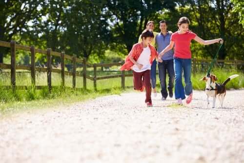 Famiglia felice che passeggia con il cane