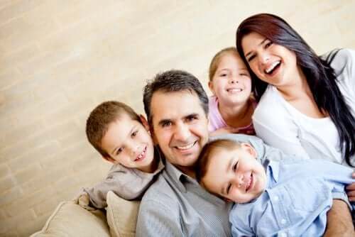 Famiglia felice con genitori e tre figli
