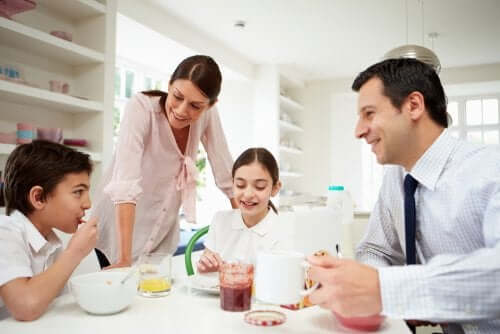 Famiglia che parla durante la colazione