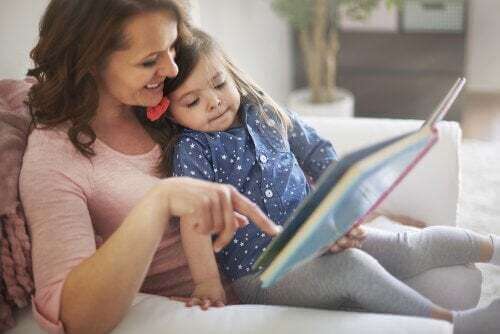 Madre che legge alla figlia