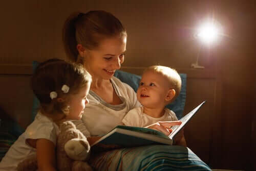 Madre legge libro ai figli