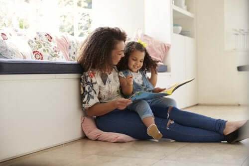Mamma e figlia leggono un libro