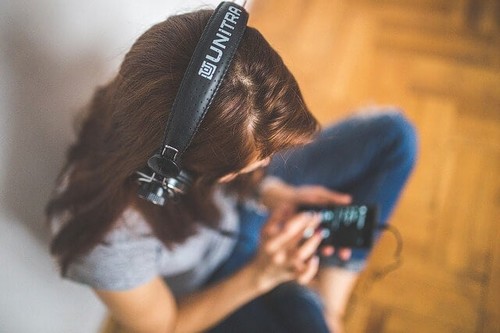 Bambina ascolta musica anni '80