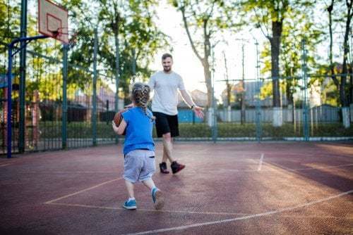 Padre e figlia giocano a basket