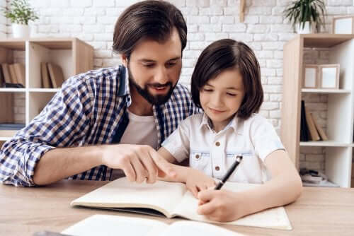 Papà che aiuta la figlia a fare i compiti per casa