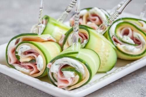 gli involtini con le verdure sono un'ottima alternativa per una festa per bambini sana