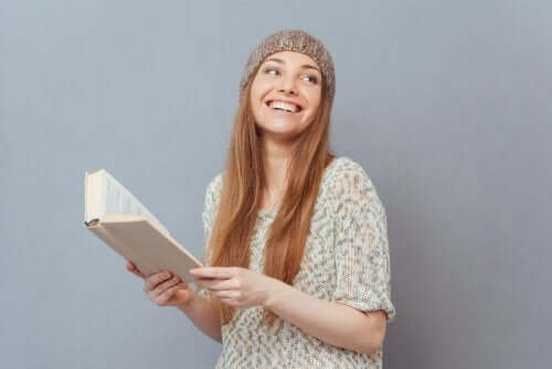 ragazza adolescente contenta di leggere un libro
