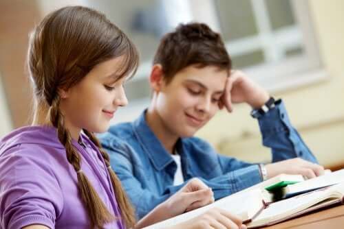 ragazzo e ragazza adolescenti che leggono un libro