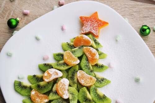 Anche la frutta può essere impiegata per comporre ottime ricette natalizie per bambini.