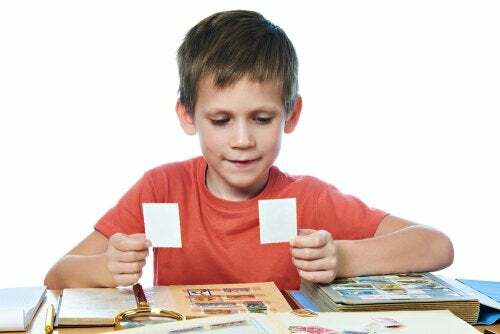 Bambino raccoglie un album di figurine.