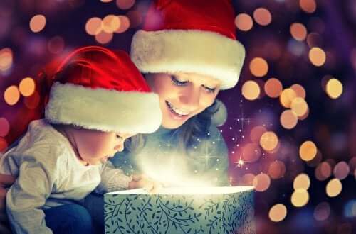 3 regali di Natale per bebè che faranno felici il piccolo e i genitori