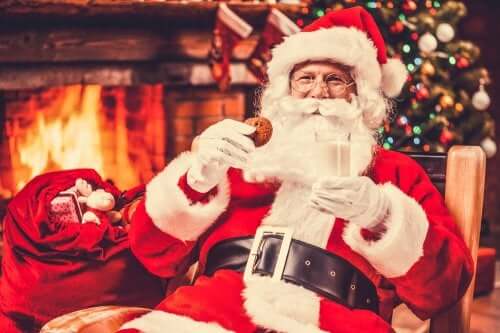 Babbo Natale che mangia un biscotto.
