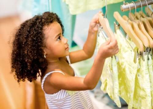 per evitare il consumismo compulsivo nei bambini è necessario insegnare loro la differenza tra necessità e capriccio