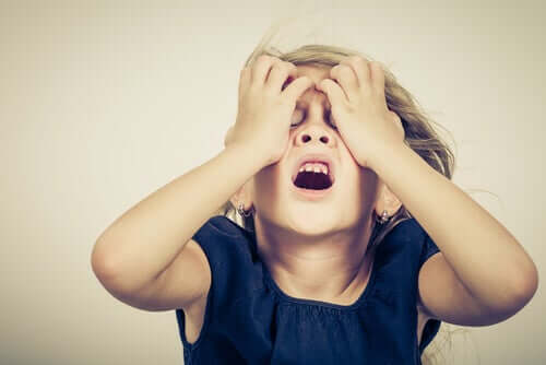 Bambina che si dispera.