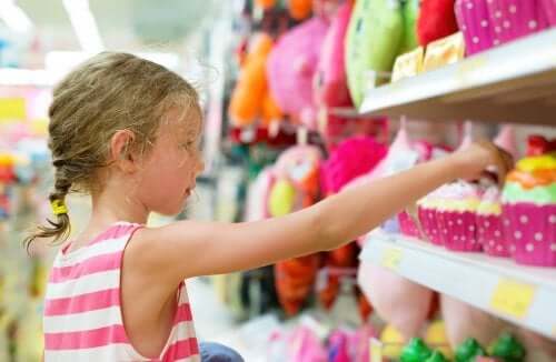 l'offerta del mercato e il bombardamento pubblicitario rendono sempre più difficile evitare il consumismo compulsivo nei bambini