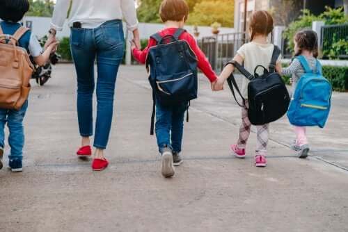 mamma che accompagna i bambini a scuola